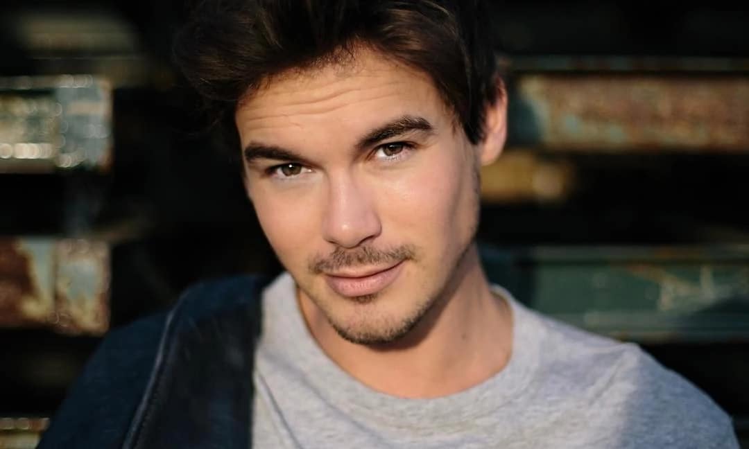 'Pretty Little Liars' Heartthrob Tyler Blackburn Comes Out