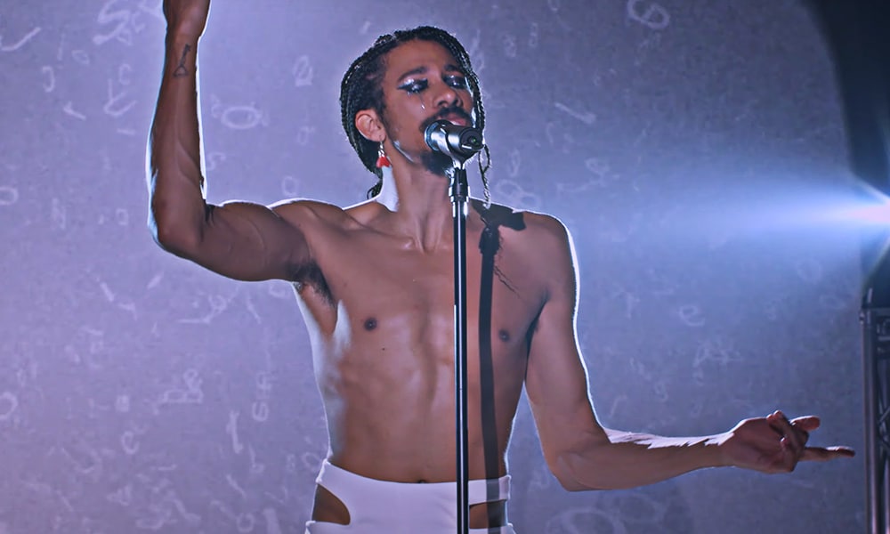 Keiynan Lonsdale Slays On-Stage Virtual Performance