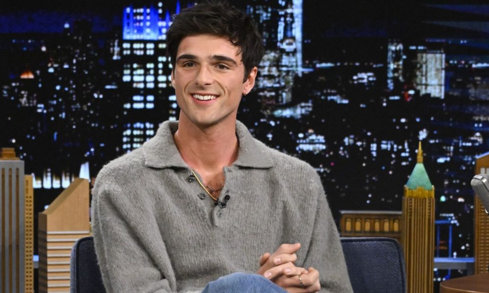 Jacob Elordi Turns Heads in New Behind-the-Scenes Photos from ‘On Swift Horses’