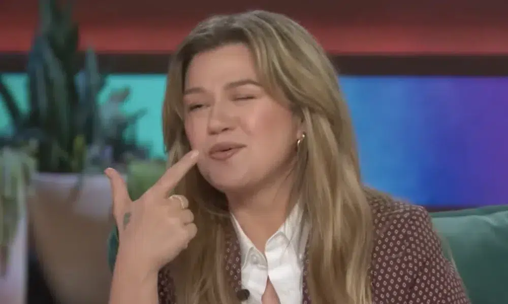 Kelly Clarkson Admits She Would Go for An Older Woman if She Was a Lesbian After That Viral Wink