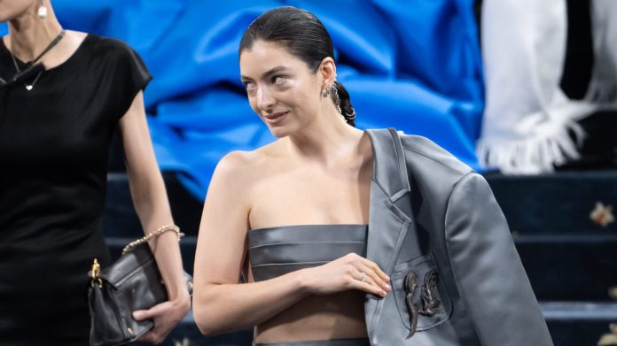 The 2025 Met Gala Celebrating "Superfine: Tailoring Black Style" - Street Sightings Lorde attends the 2025 Met Gala celebrating "Superfine: Tailoring Black Style" at Metropolitan Museum of Art on May 05, 2025 in New York City.