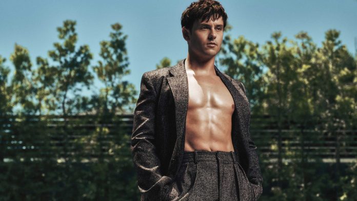 6851967feb2938f4ba572db2_199_FLAUNT_MAGAZINE_FLEETING_TWILIGHT_TOM_DALEY_COVER_FLAUNT.COM_WEB8 Olympian Tom Daley reflects on fame, queerness, and retirement while launching a knitting empire and new documentary.