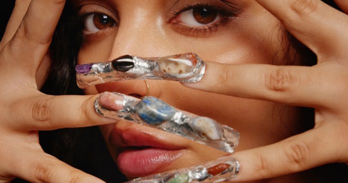 JADE Thirlwall Plastic Box THAT'S SHOWBIZ BABY JADE explores romantic insecurity on new single ‘Plastic Box,’ a danceable heartbreak track from her upcoming debut album ‘That’s Showbiz Baby!’ out Sept. 12.