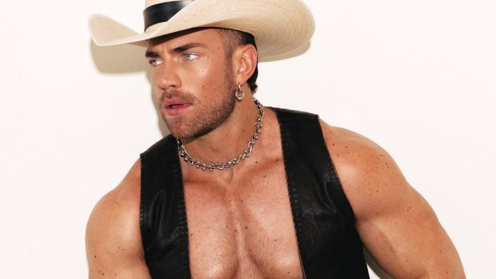 Zane Phillips poses for his rodeo photos. Photo: @zanethan, @owen_devalk
