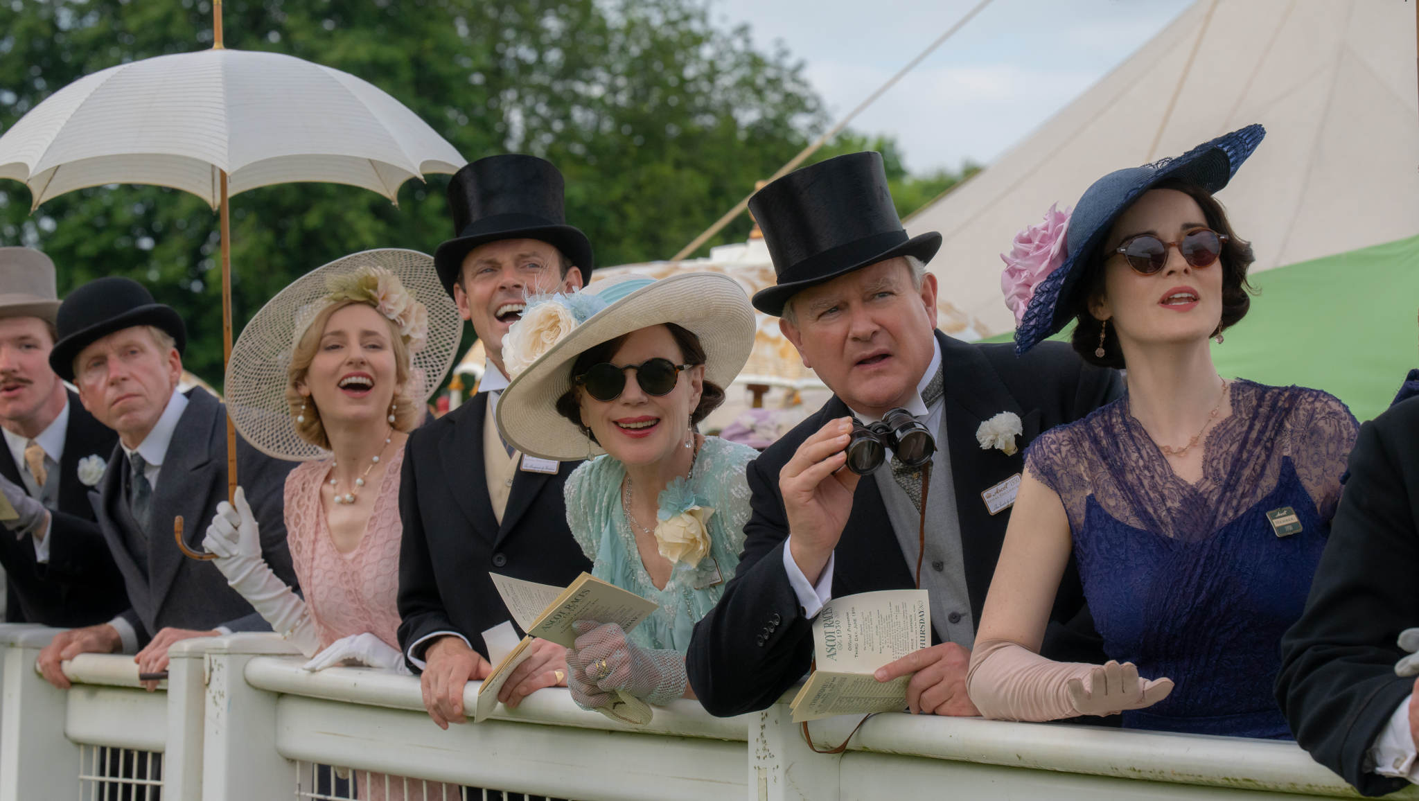 (L to R) Laura Carmichael stars as Lady Edith, Harry Hadden-Paton as Bertie Hexham, Elizabeth McGovern as Cora Grantham, Hugh Bonneville stars as Robert Grantham and Michelle Dockery as Lady Mary in DOWNTON ABBEY: The Grand Finale, a Focus Features release. Credit: Rory Mulvey / © 2025 FOCUS FEATURES LLC