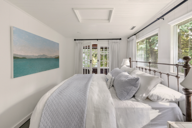 Experience the real-life 'Heated Rivalry' Muskoka retreat on Airbnb. Book limited fall stays at Gordon Bay Cottage starting September 15 for $180 CAD a night.