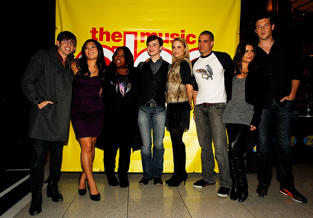 Original Glee cast posing together at a New York album signing in 2009